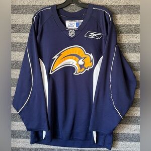 CIrca 2006 Reebok Buffalo Sabres Slug Logo NHL Hockey Practice Jersey Medium EUC